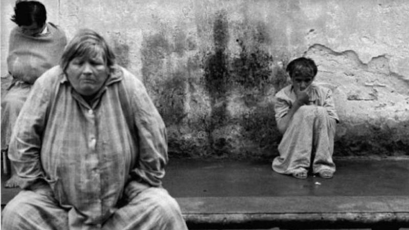Manicomi, psichiatria e antipsichiatri nelle immagini degli anni settanta di Berengo Gardin